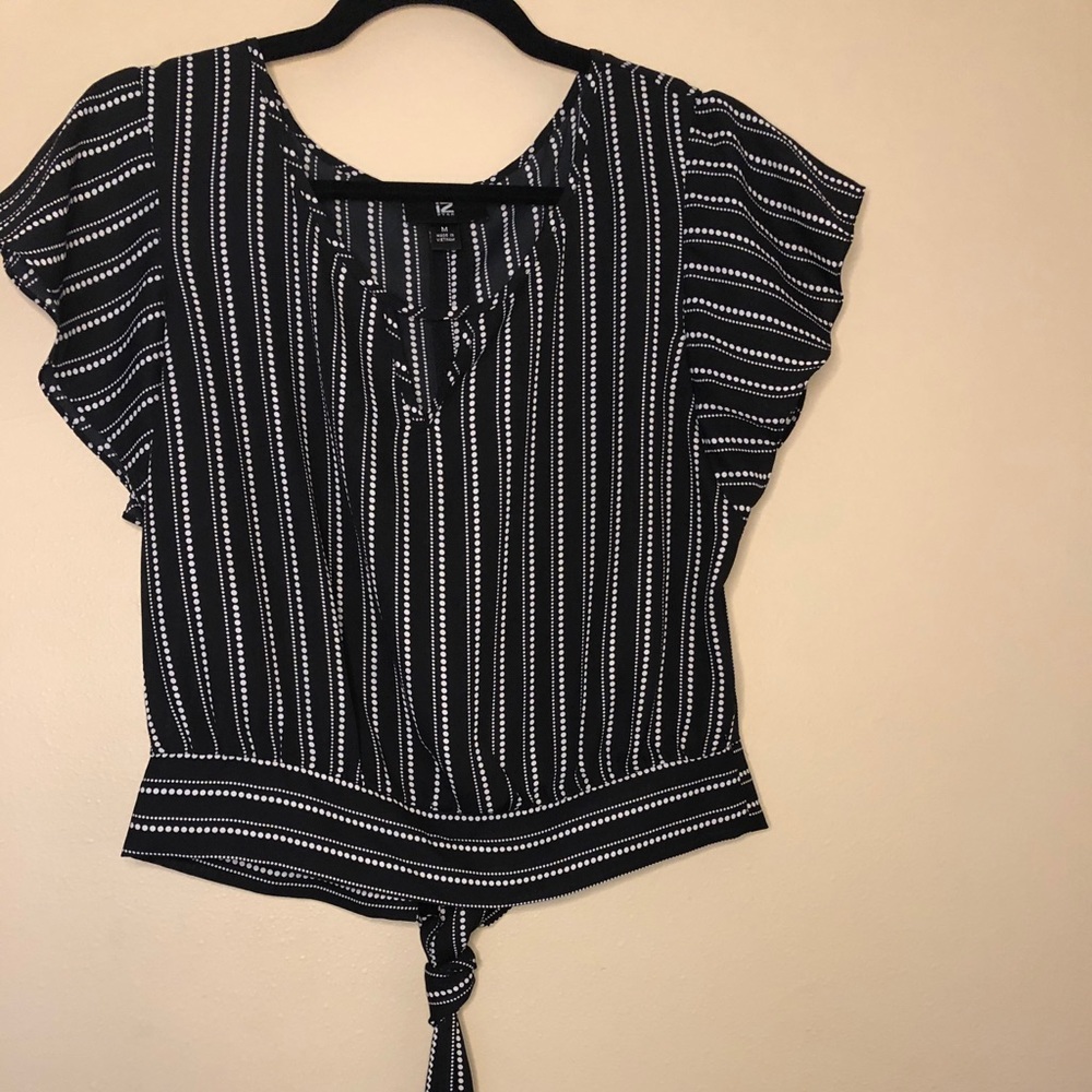 IZ byer black and white cropped blouse